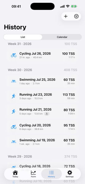Screenshot of the history: workouts grouped by calendar week with weekly TSS – cycling, swimming and running, with treadmill runs marked separately